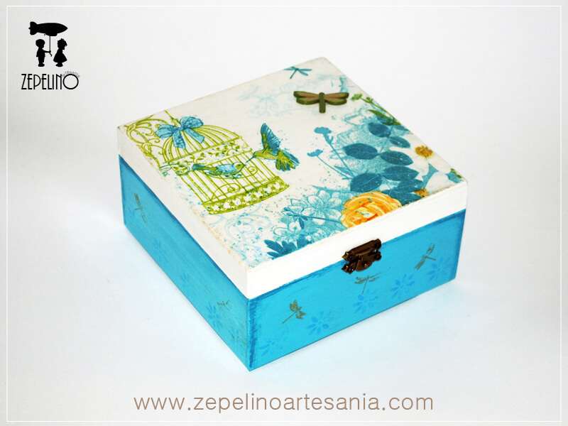 Caja con jaula y flores